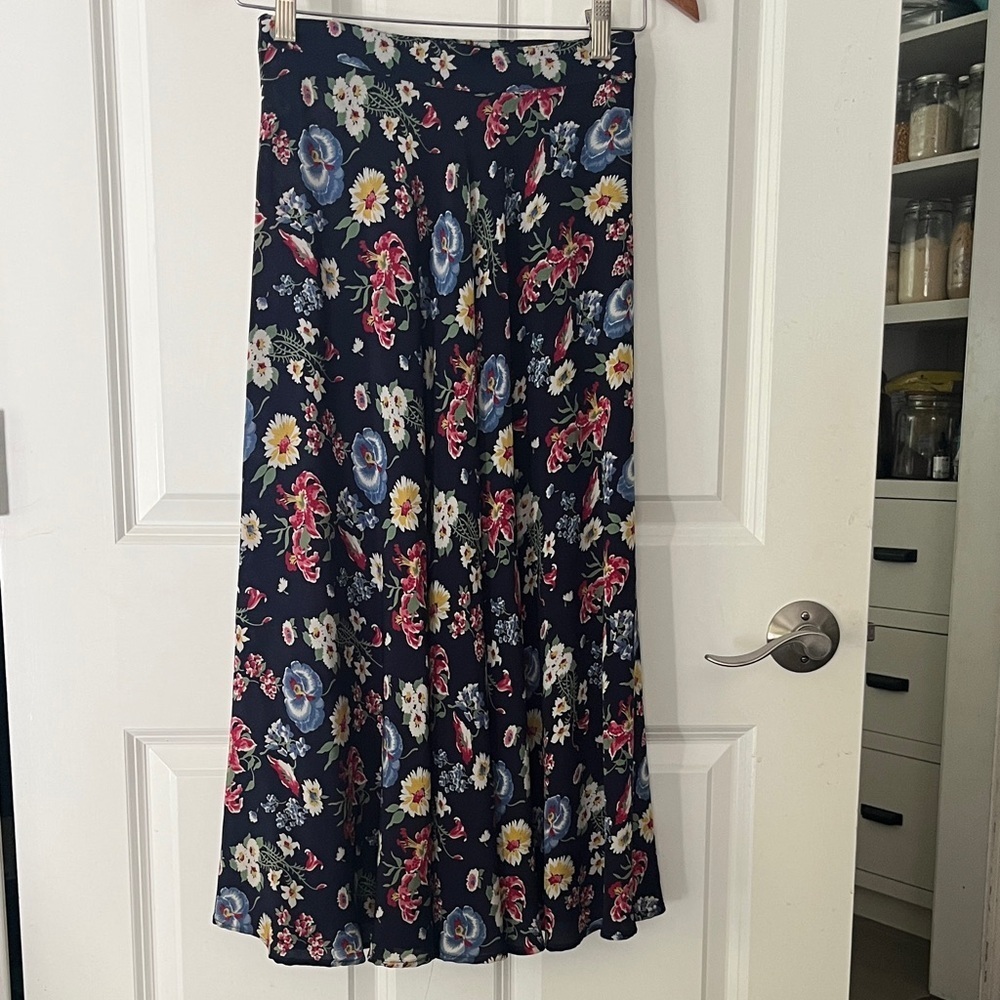 Herman Geist Floral Midi Skirt in Navy Sz 4P fits like a Sz 2
